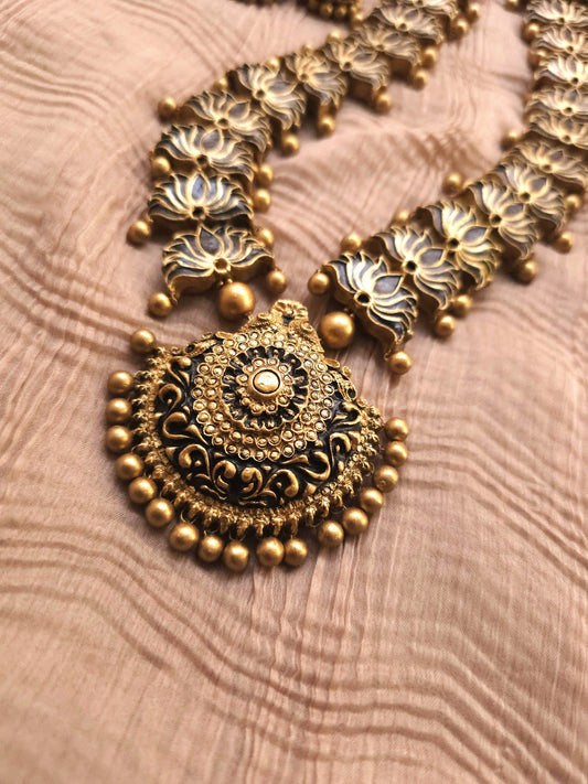 Kamal Antique Gold Lotus Emblem & Metallic Textured Terracotta Temple Set