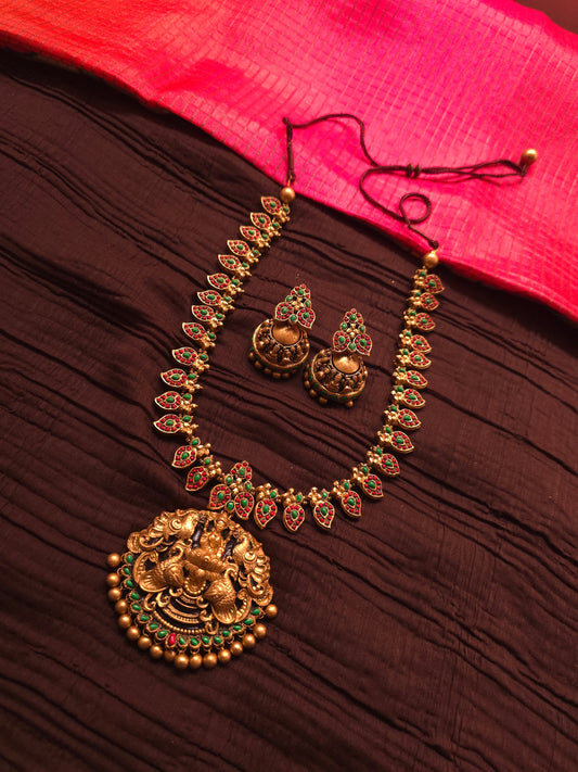 The Lakshmi Vaibhav Antique Gold & Kemp Stone Heritage Haar Set