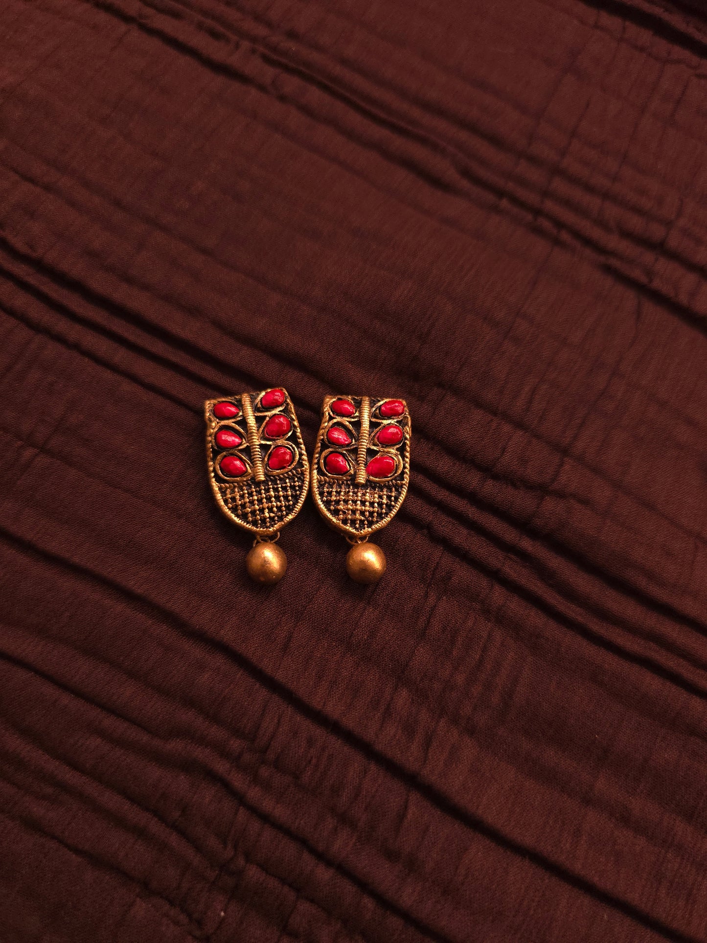 The Shani Archana Antique Gold Mesh & Crimson Leaf Terracotta Set