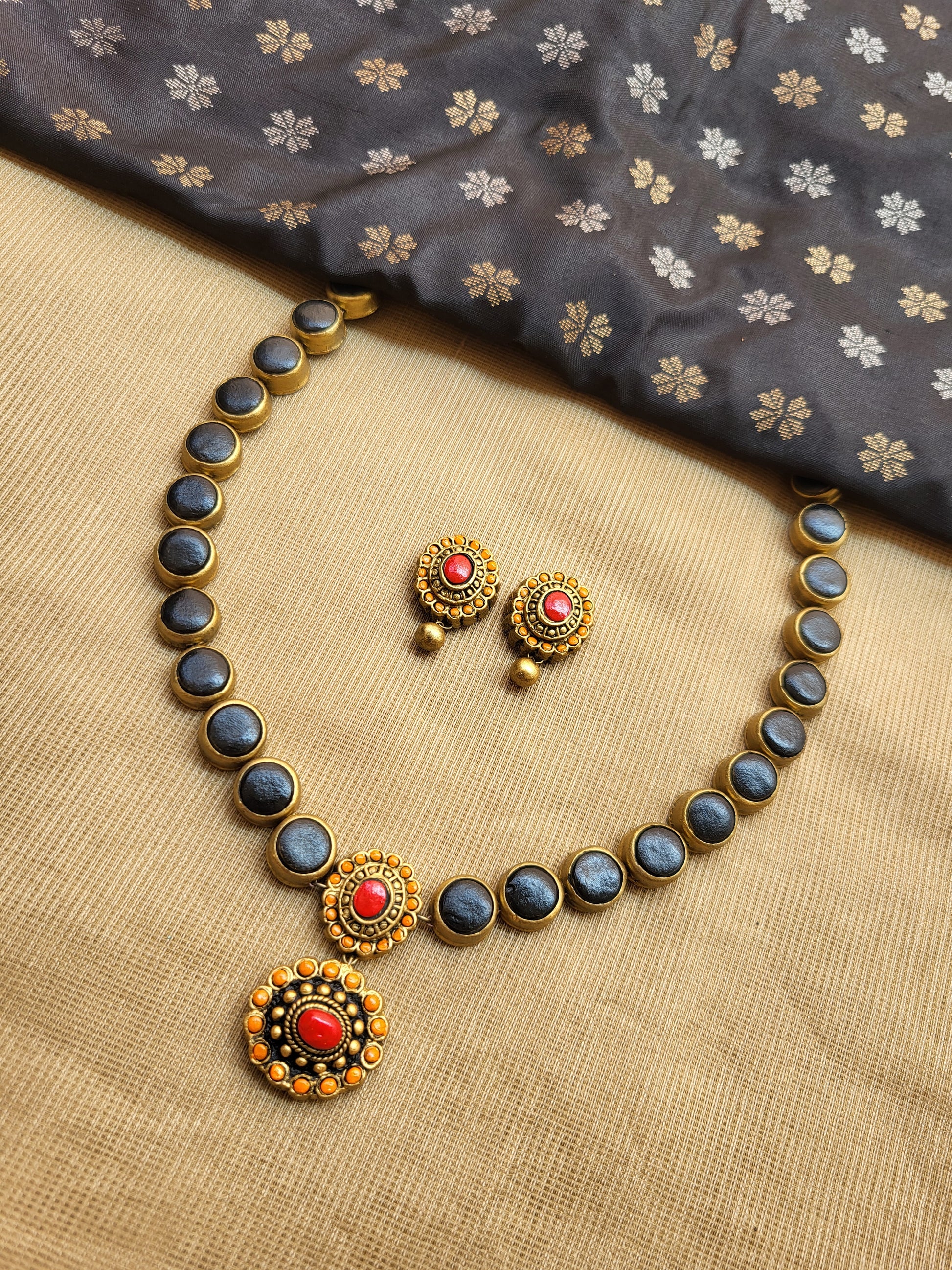 Circle Kemp - Red Black Terracotta Necklace