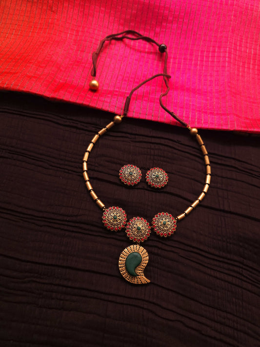 Ambika Paisley Antique Gold & Tri-Color Chakra Terracotta Set