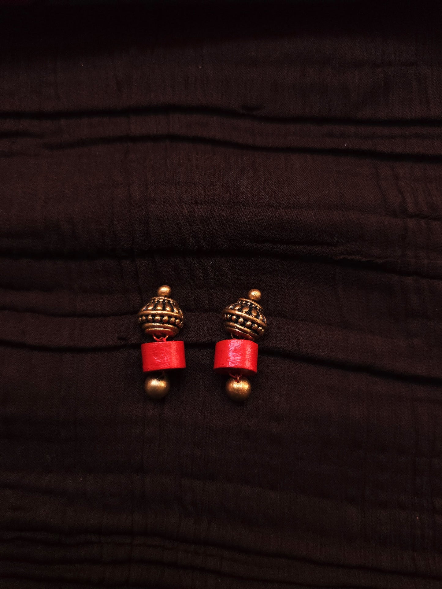 Kalyani Antique Gold Ribbed & Crimson Cylinder Terracotta Choker Set