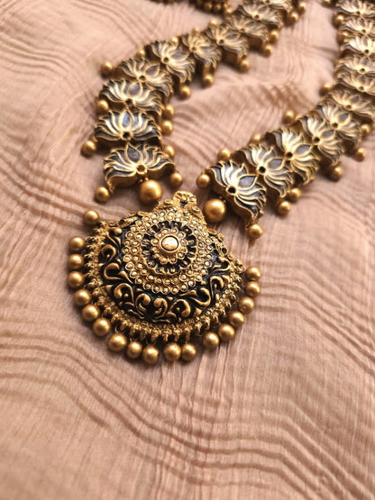 Kamal Antique Gold Lotus Emblem & Metallic Textured Terracotta Temple Set