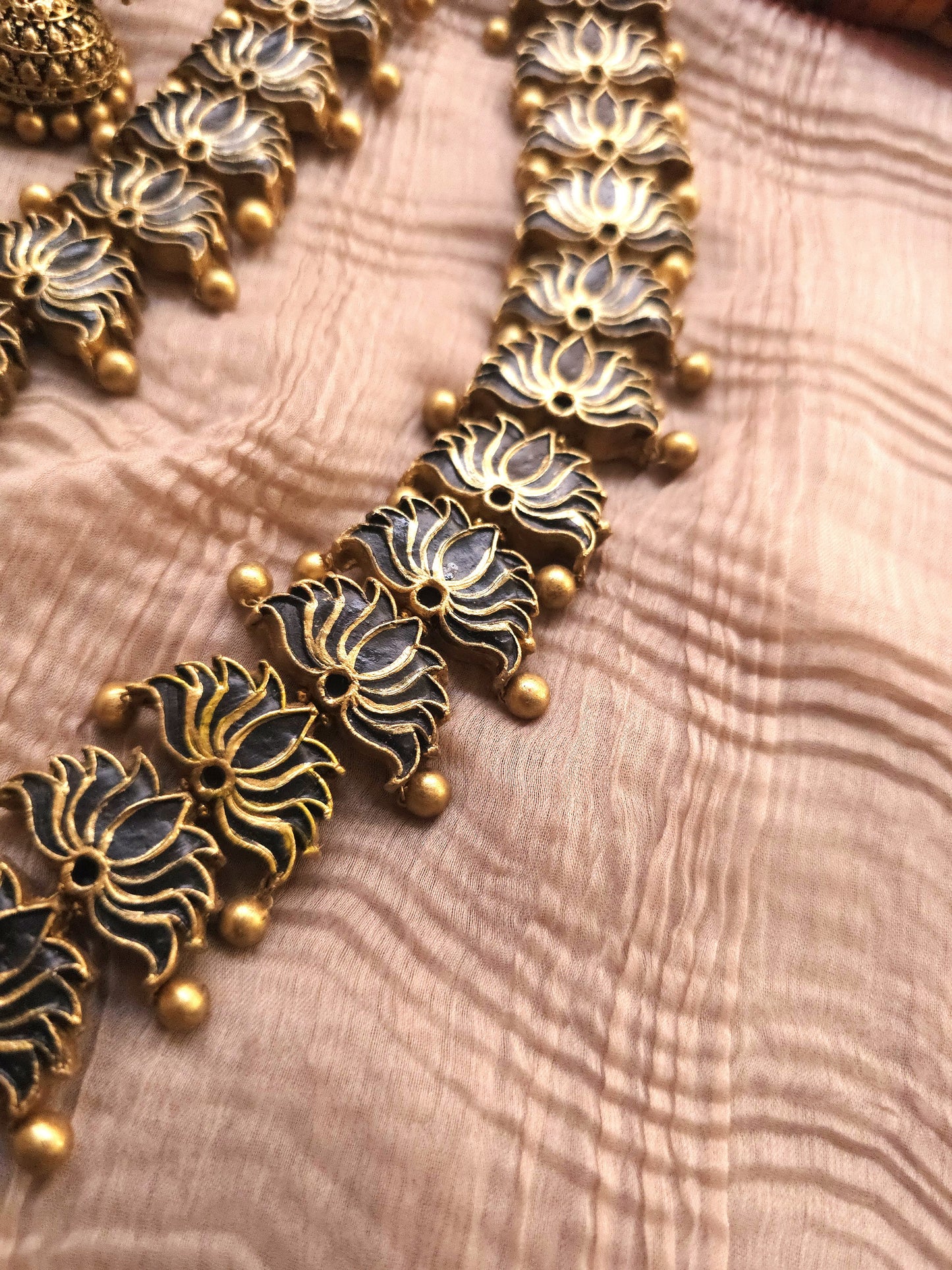 Kamal Antique Gold Lotus Emblem & Metallic Textured Terracotta Temple Set
