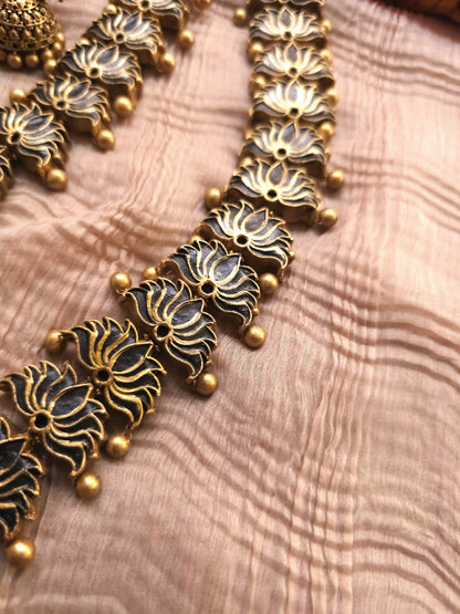 Kamal Antique Gold Lotus Emblem & Metallic Textured Terracotta Temple Set