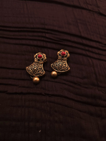 Pallavi Antique Gold Fan-Shaped Filigree & Crimson Terracotta Collar Set