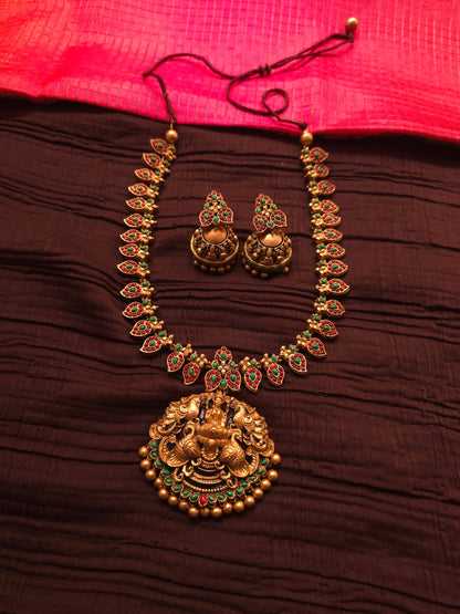 The Lakshmi Vaibhav Antique Gold & Kemp Stone Heritage Haar Set