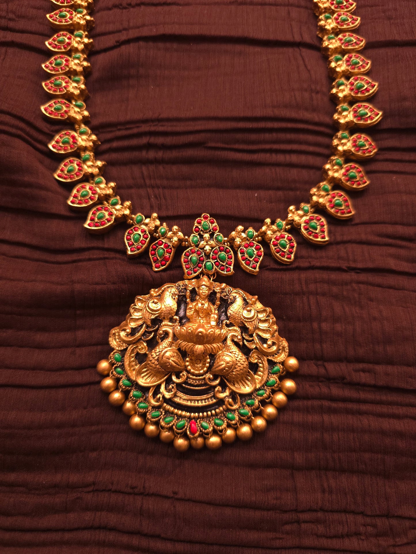 The Lakshmi Vaibhav Antique Gold & Kemp Stone Heritage Haar Set