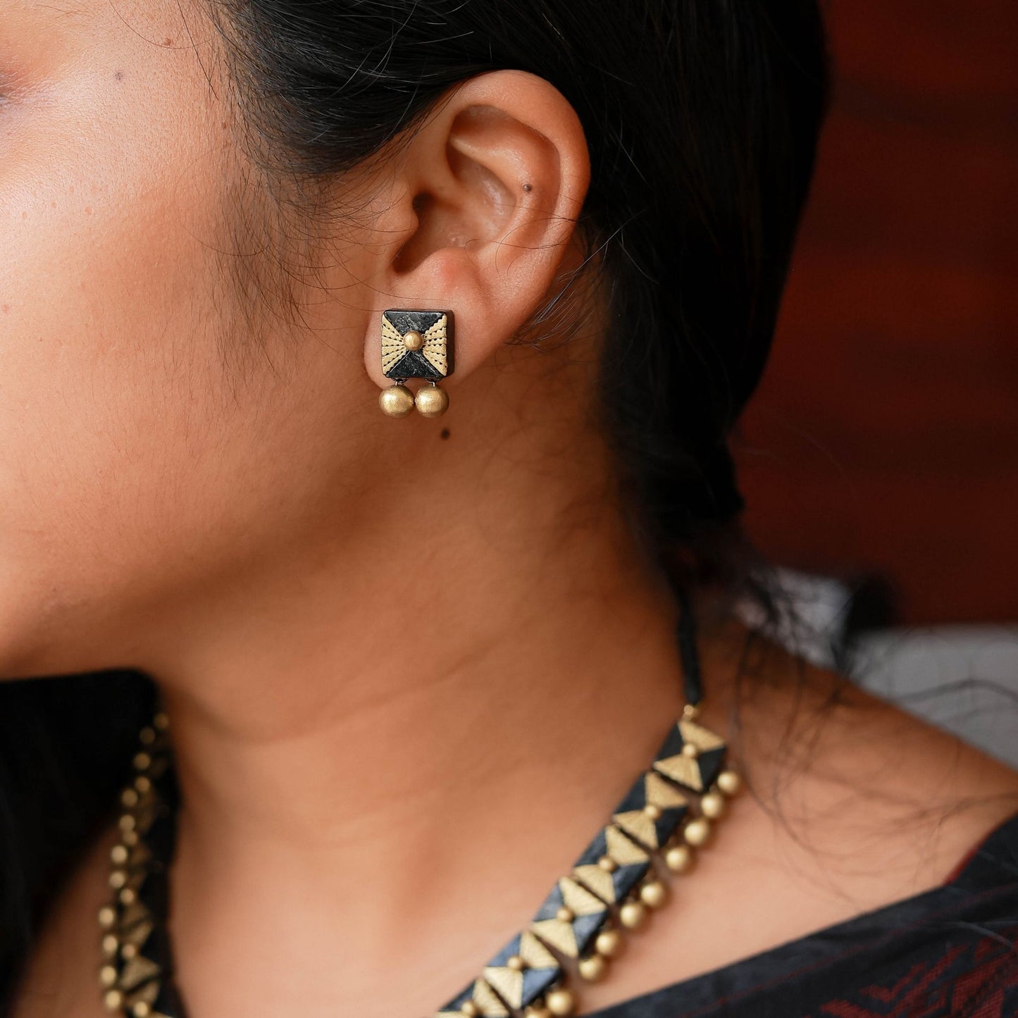 terracotta necklace and earrings black gold square1