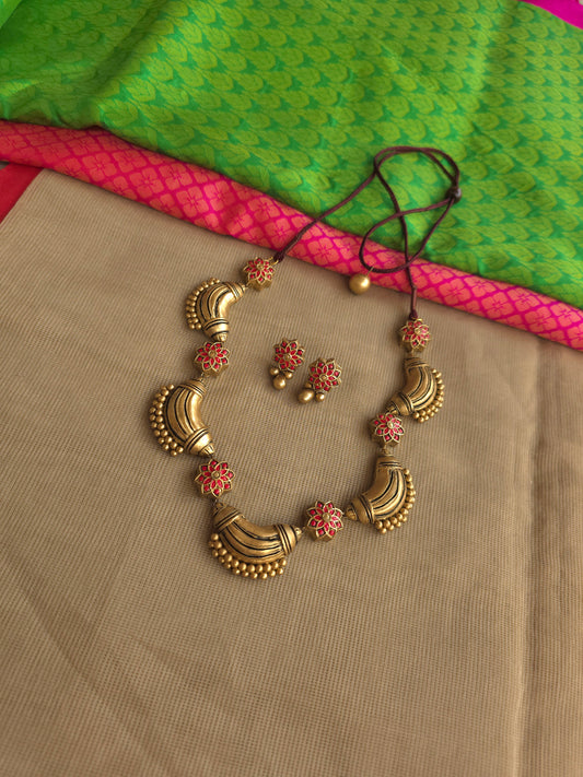 Cocoon terracotta necklace antique gold red design